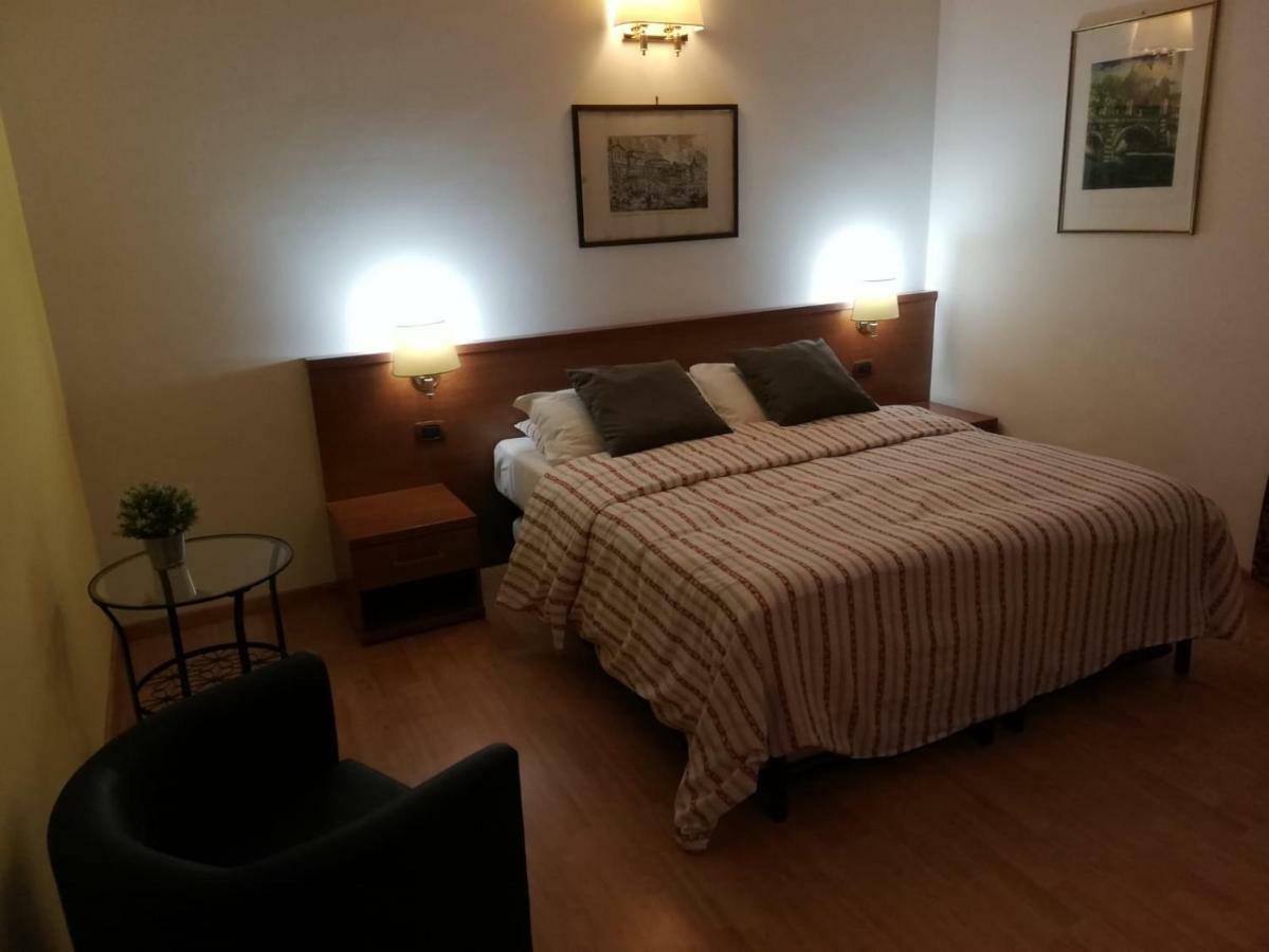 Domus Appia 154 B&B Рим Екстериор снимка